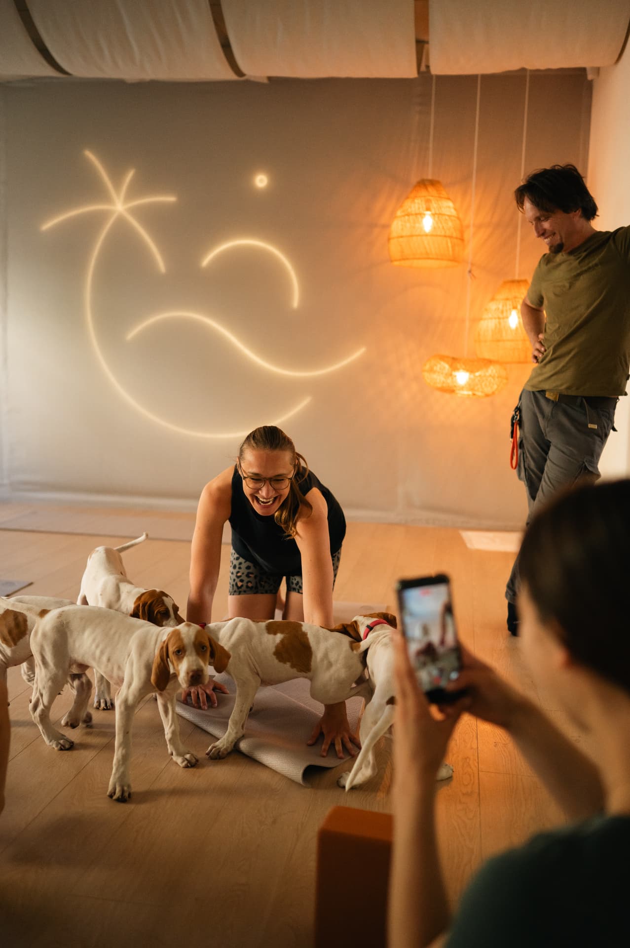 Šteniatka pri puppy yoga hodine